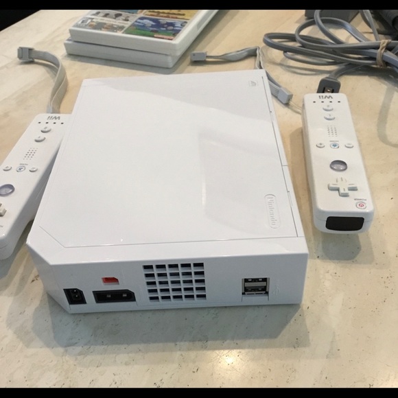Wii Console Nintendo RVL-001 2 Remotes RVL 001 Controllers 2 Games Complete - Picture 10 of 11